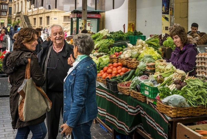 Arzak disfruta intercambiando opiniones en el mercado.