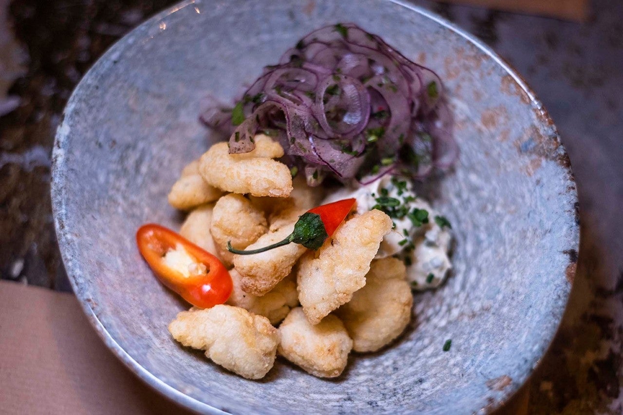 Ceviche reversionado con cazón frito macerado en lima, jengibre y comino.