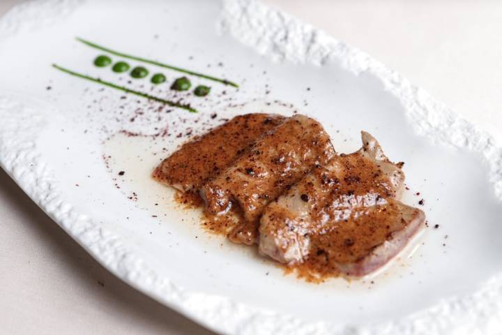 Este plato de atún soasado con 'sumac' nace de un viaje del cocinero a Beirut.