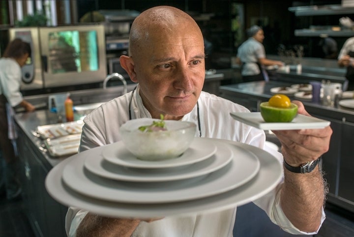 Toño Pérez en la cocina con su ceviche sólido.