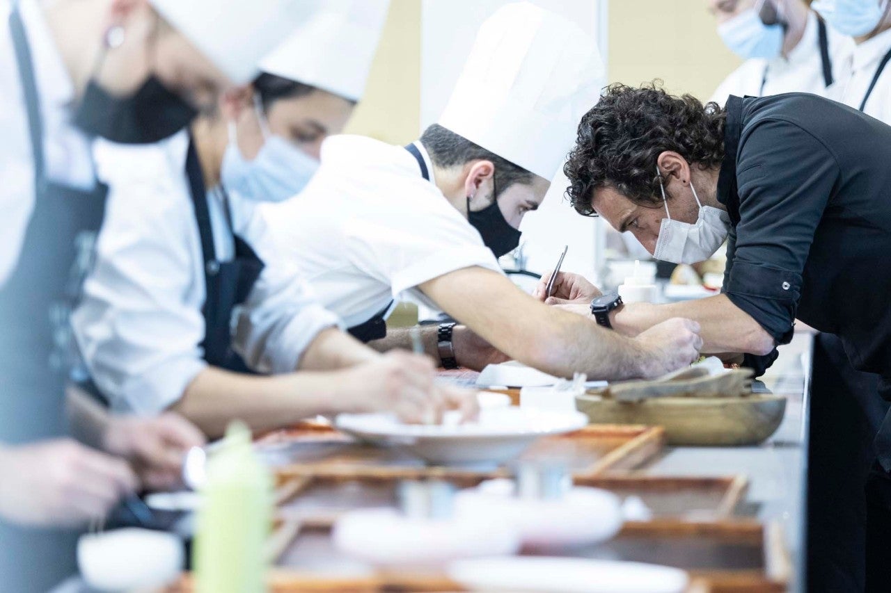 El origen de 'Azurmendi' se remonta a 2005, cuando Eneko y su tío Gorka Izagirre pusieron en marcha un ambicioso proyecto en torno al vino y la gastronomía