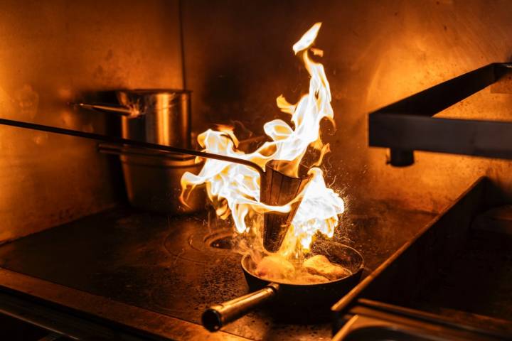 En cocina empuñan el flambadou casero, un ingenio del S.XIV que Alatz descubrió en el restaurante 'Ekstedt'.