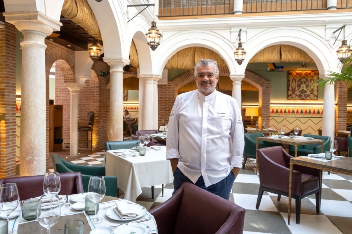 Dani Carnero, chef asesor de Balausta, en el patio donde se ubica el restaurante.