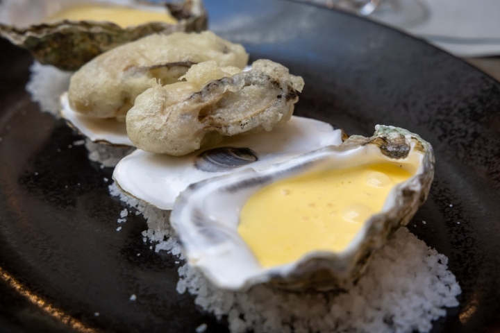 Ostras en tempura y salsa bearnesa. 