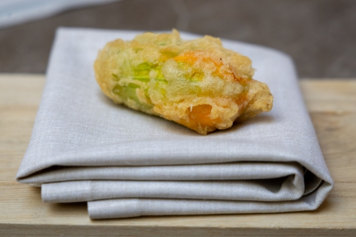Flor de calabacín rellena de brandada de bacalao.