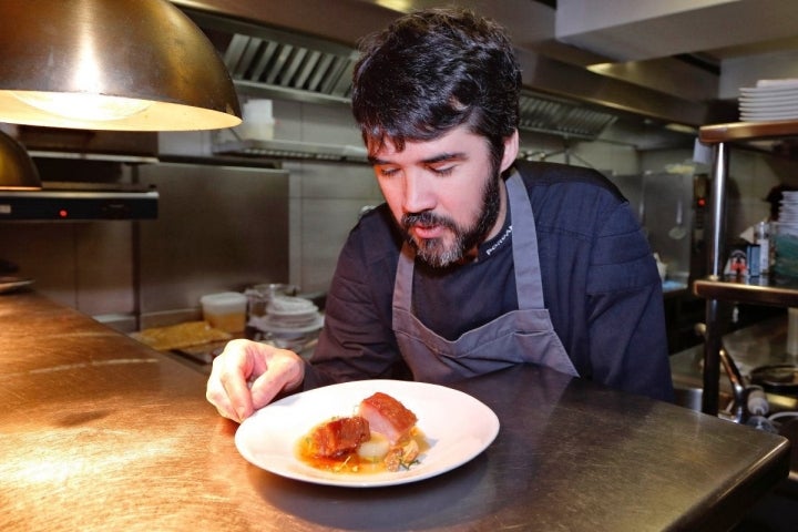 Panceta y costilla con berenjenas ahumadas, puerro de temporada y trufa de invierno.