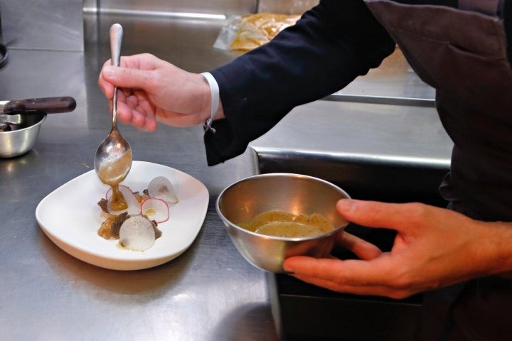 Rematando en cocina la ensalada de vieira, codorniz y trufa con nabo daicon, rábano y emulsión de trufa.