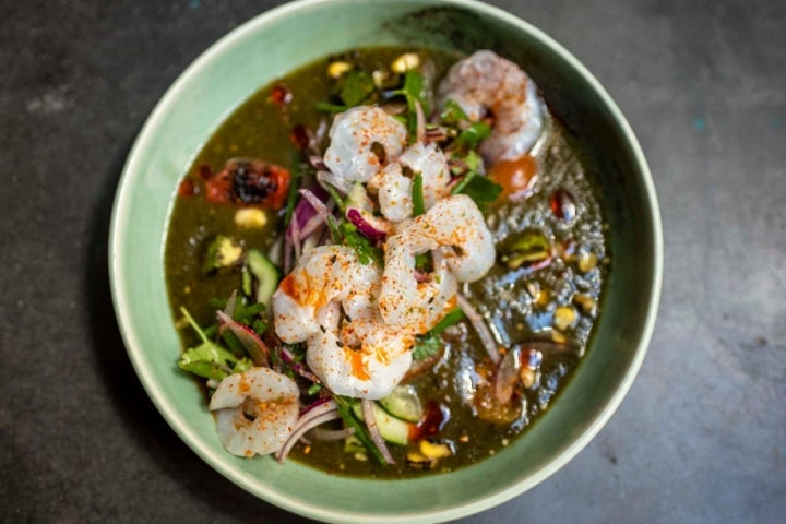 Ceviche de langostinos con quesadilla de papa, salsa de tomatillo verde, tomate, aguacate tatemado.  ​