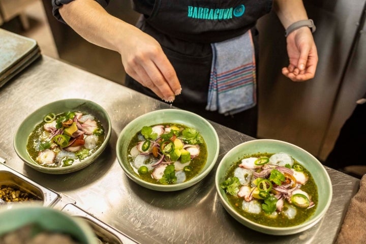 Preparando los aguachiles "Vuelve a la vida", de pulpo, vieira y langostinos.