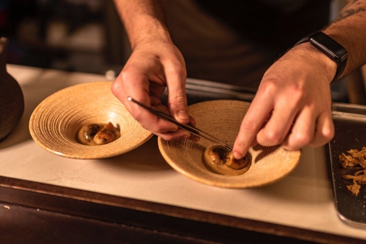 Preparando las setas que hablan del otoño abulense.