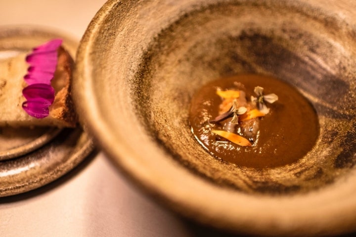 Guiso de cangrejo americano con cangrejo tocado a la parrilla y flores frescas.