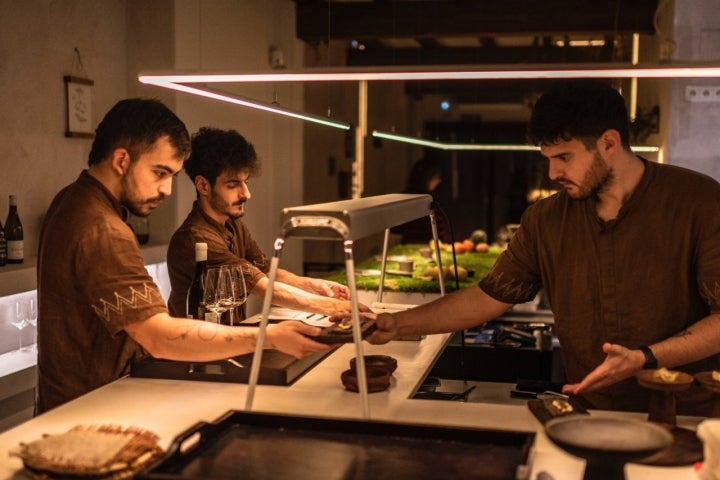 Muchos de los platos se terminan sobre la barra del restaurante.