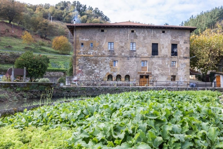 El gran huerto rodea el edificio del siglo XII.