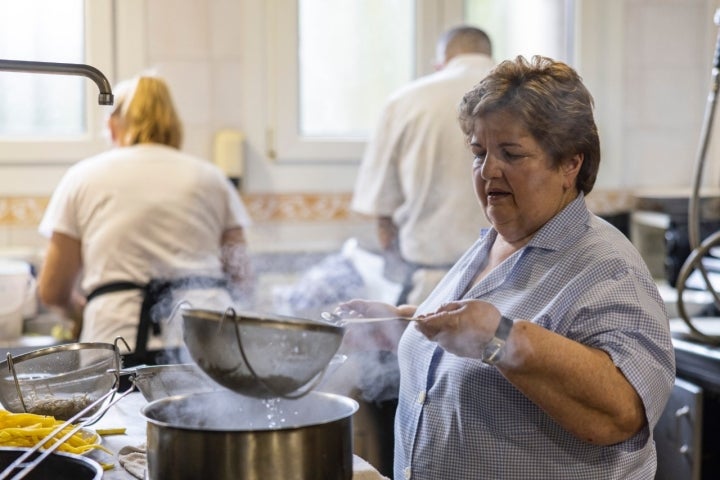 Se percibe la experiencia en la cocina de Isabel Antía. 