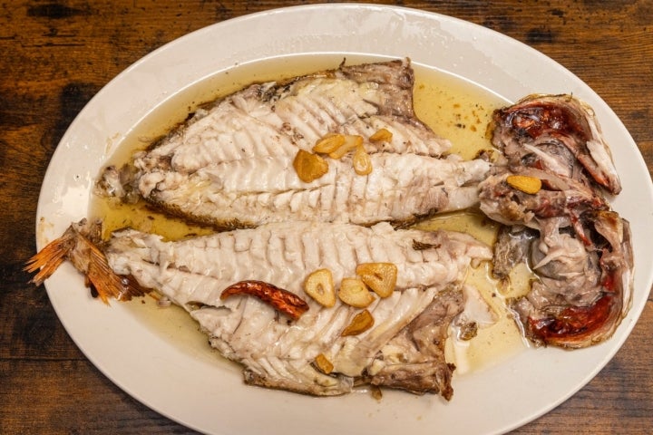 Ajos y guindilla también para el pescado.