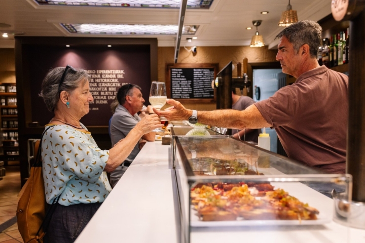 La barra de pintxos es infinita.