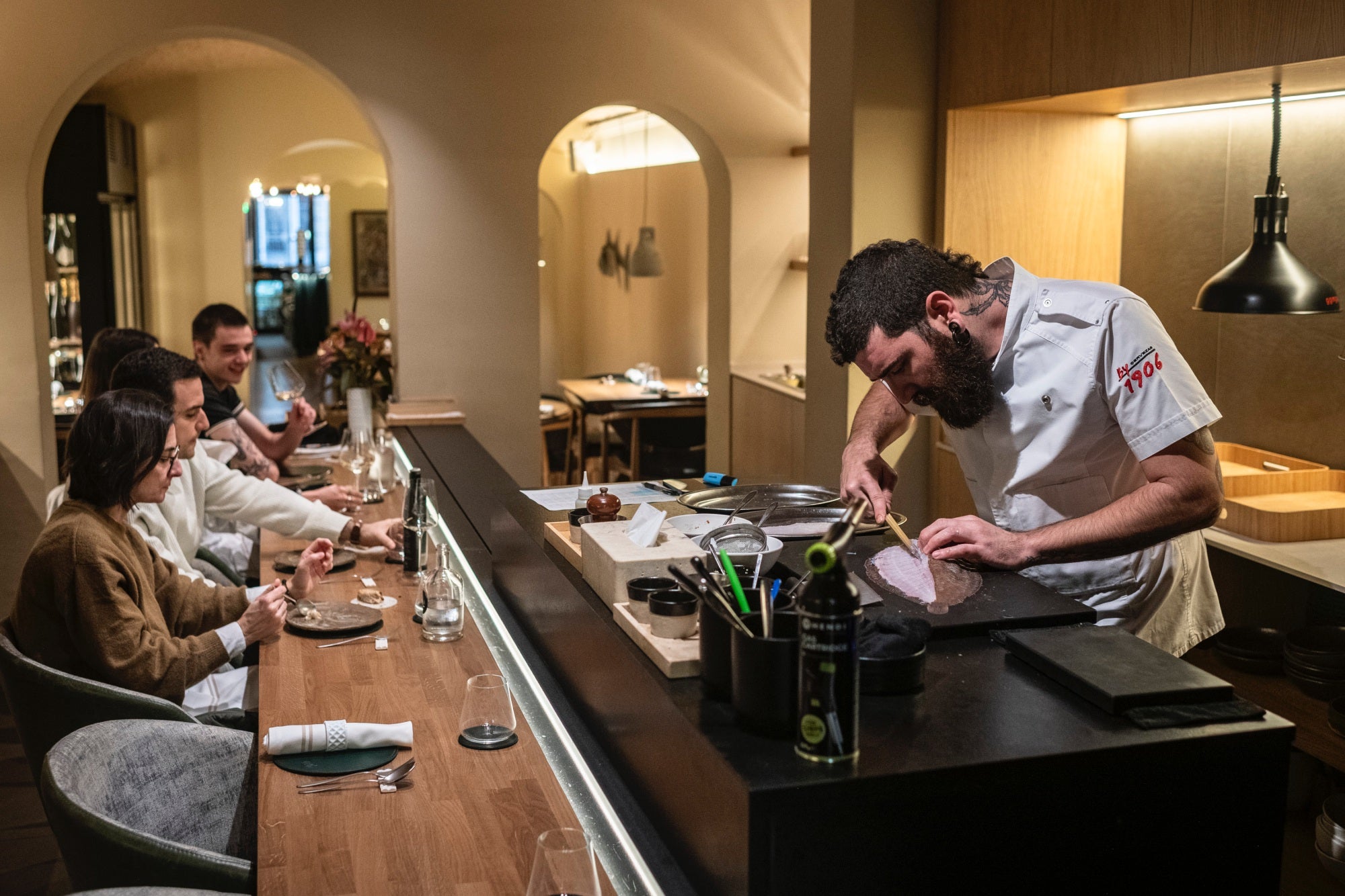 La barra donde seis comensales disfrutan de la cocina en directo.