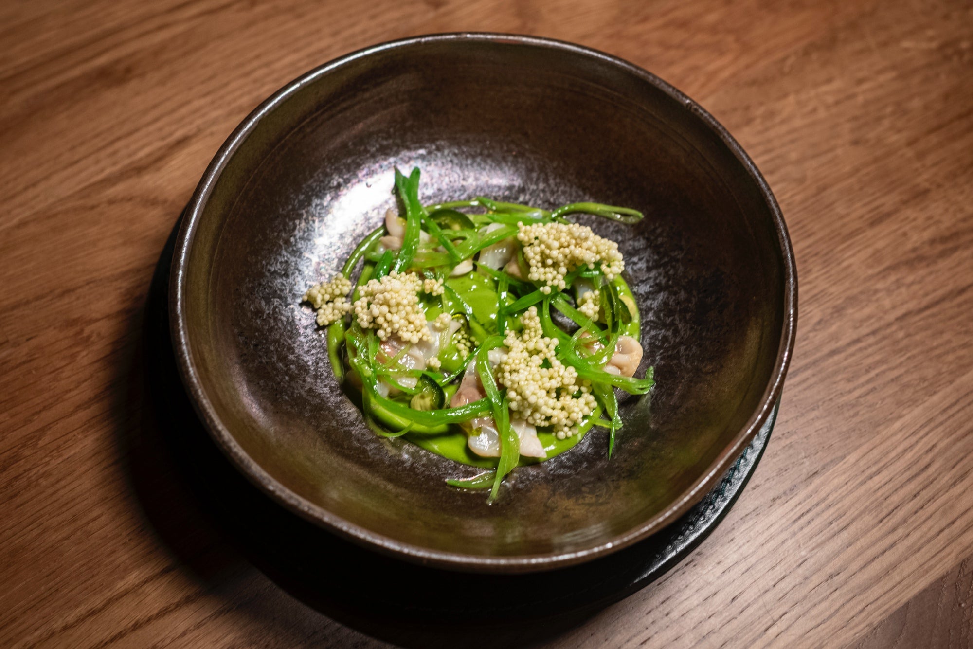 Cornicha servida con una suave salsa verde de ostras y tirabeques.