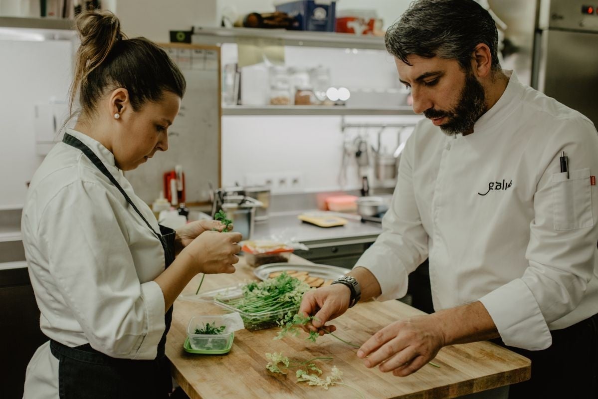 Eva y Juan seleccionan las hierbas que terminarán hoy en los platos.