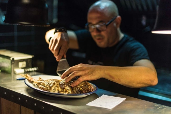 Desde las profundidades marinas del madrileño Barrio de las Letras, Carlos del Portillo propone probar pescados muy jugosos a la parrilla.