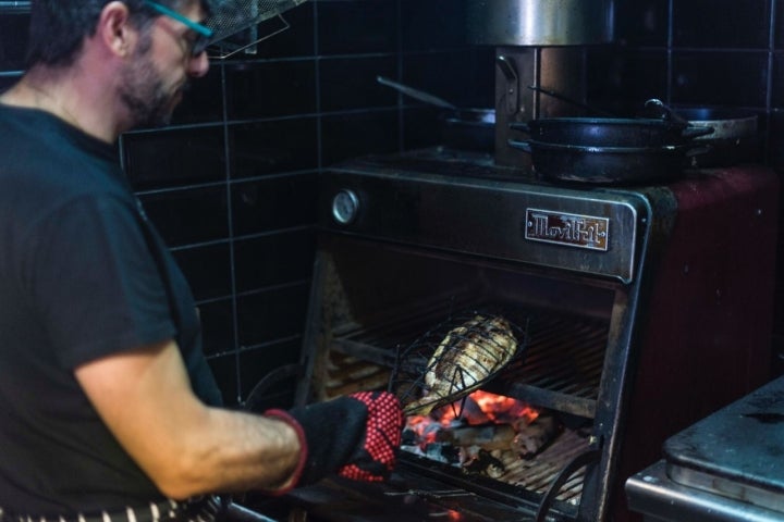 Las piezas enteras a la parrilla adquieren su punto con el poder calórico de la madera de encina y el quebracho argentino.