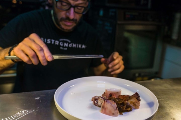 Carlos Castellanos emplatando el calamar con delicadeza.