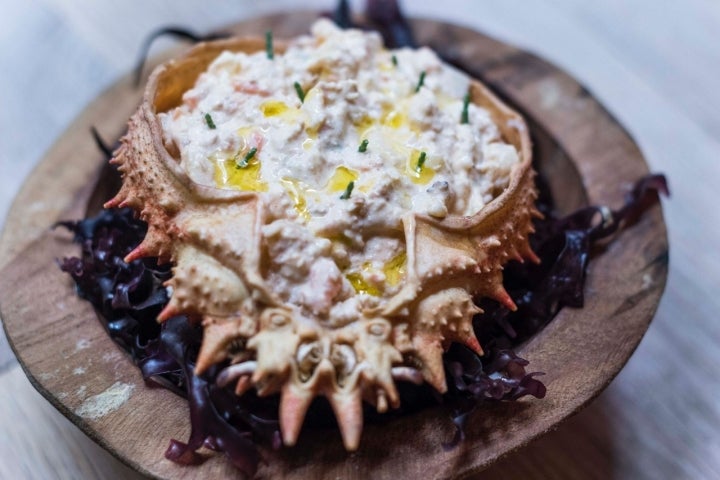 Ensaladilla rusa con carne y coral de centollo.