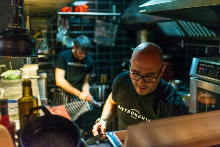 Además de los pescados a la parrilla, en la cocina de 'Bistronómika' se preparan muchos platos de cuchara.