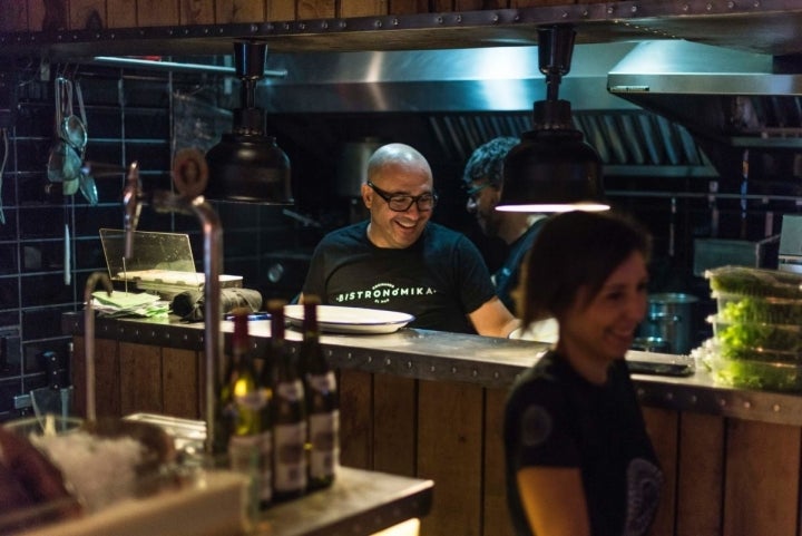 Carlos del Portillo junto a su equipo: Silvia Manzano, jefa de sala y Carlos Castellanos, en la cocina.