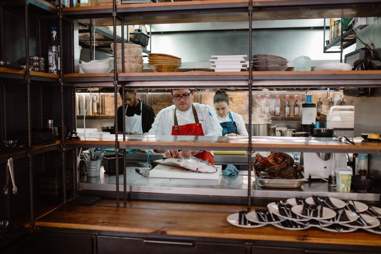 Pablo y parte del equipo en su cocina a la vista, desde la sala.