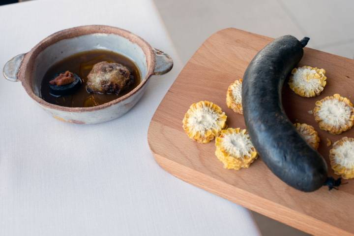 Restaurante BonAmb (Xábia, Alicante): jugo de cabeza de pescados con ortiga en tempura y morcilla de 'huitlacoche' con caviar de Riofrío.