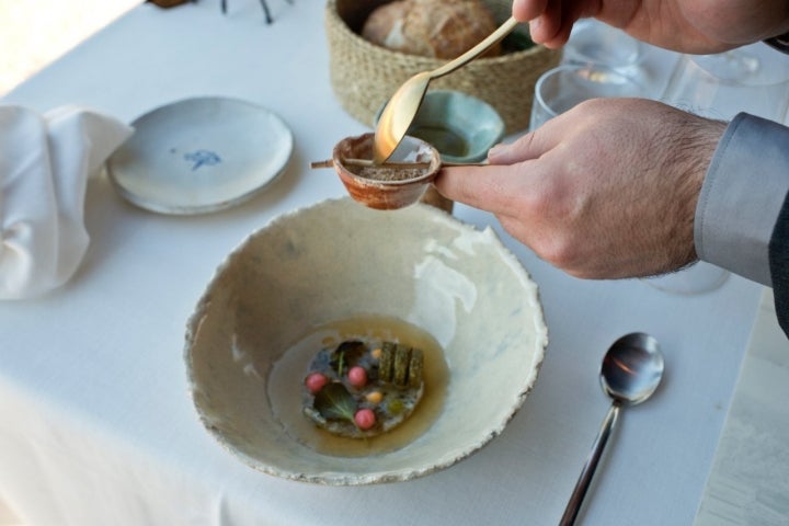 Restaurante BonAmb (Xábia, Alicante): Hidromiel de escabeches de raíces con sal de apio nabo, trufa, rábano y emulsión de anémona.