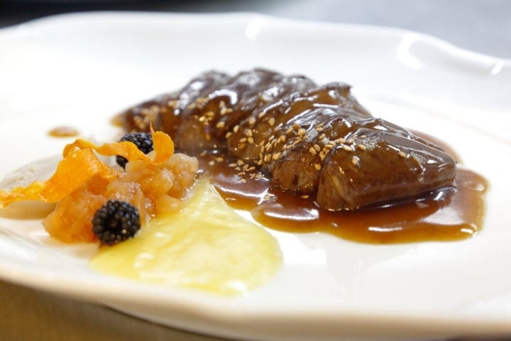 En la carta de carnes: carrilleras, solomillo, entrecot o este lomo de ciervo al estilo agridulce.