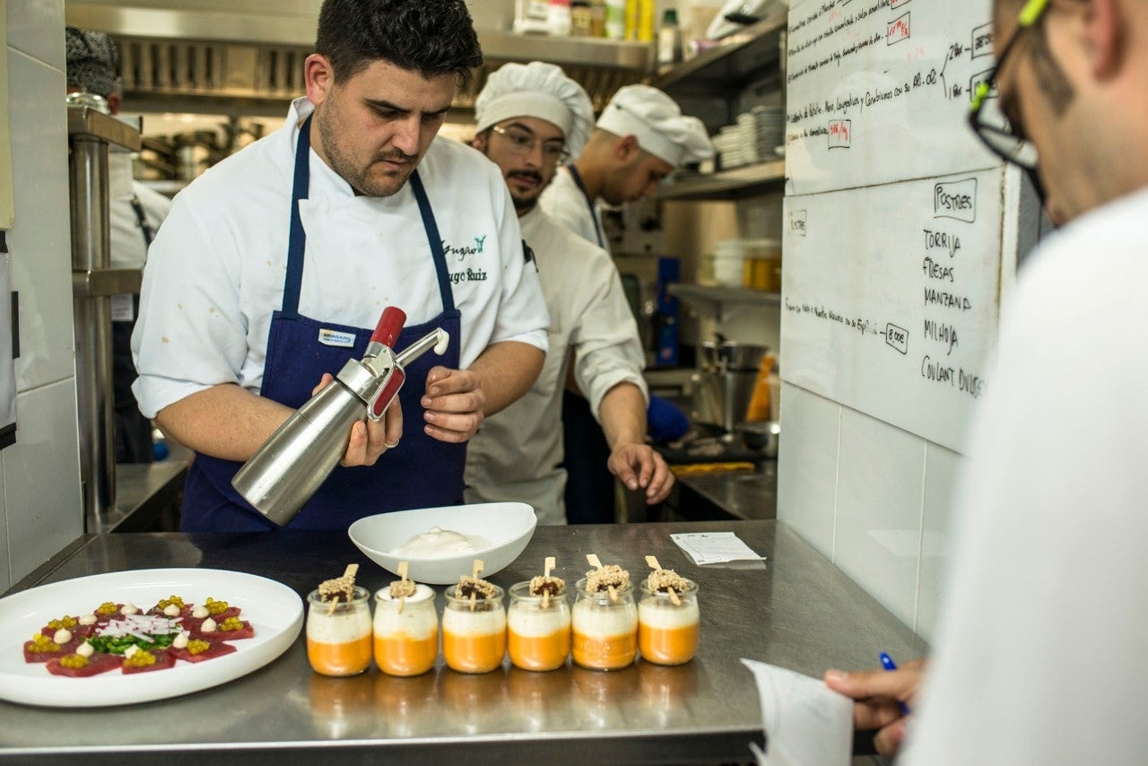 Atún macerado en 'teriyaki' con salmorejo y 'sashimi' alto de atún con esferificaciones de 'yuzu' y alga 'wakame'.