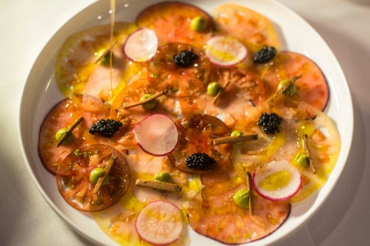 Carpaccio de tomate con salazón.