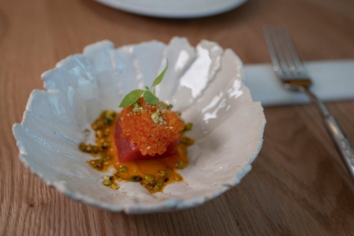 Taco de atún con huevas de tobiko y pistacho.