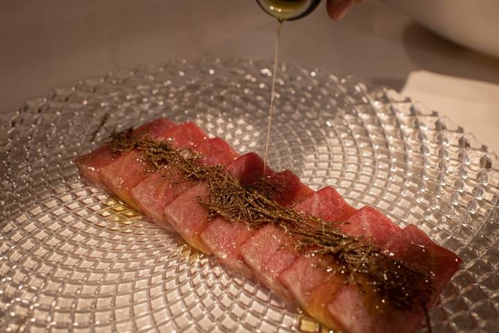 Sashimi de ventresca con trufa y aceite de oliva virgen extra.