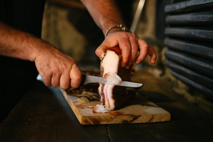 Embutidos caseros del restaurante Ca'l Xabú (Asturias).