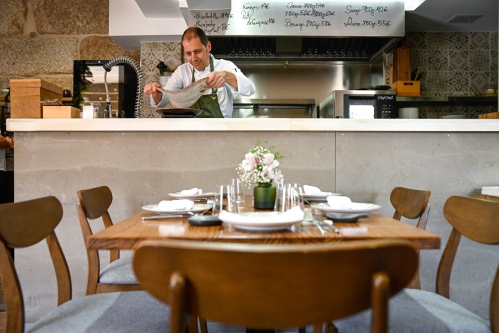 Isidro Arosa en la cocina del restaurante CaMucha (Vigo, Pontevedra).