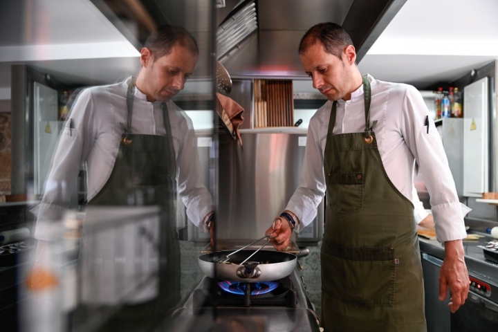 Isidro Arosa en la cocina del restaurante CaMucha (Vigo, Pontevedra).