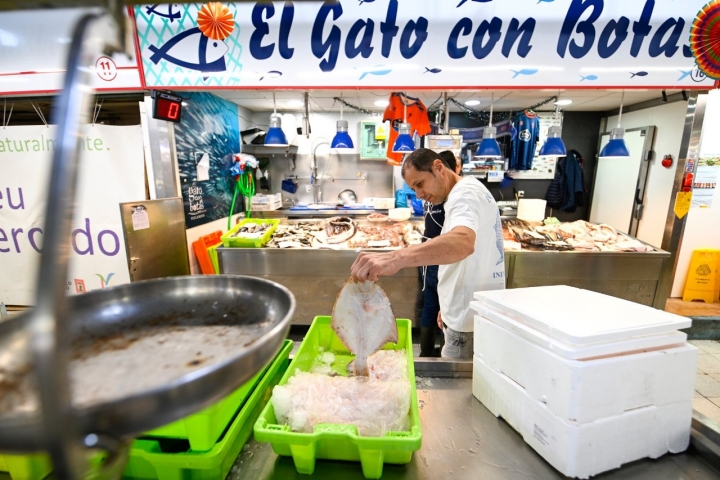 Un cliente en una pescadería del Mercado de Teis (Vigo)