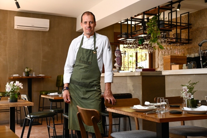 Isidro Arosa, chef y copropietario del restaurante CaMucha (Vigo, Pontevedra).