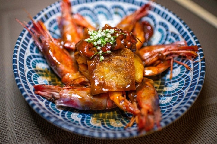 Restaurante 'Can Vent' (Es Pujols, Formentera): frito de gamba roja con flor de cebolla, crujiente de pimientos y patatas chips