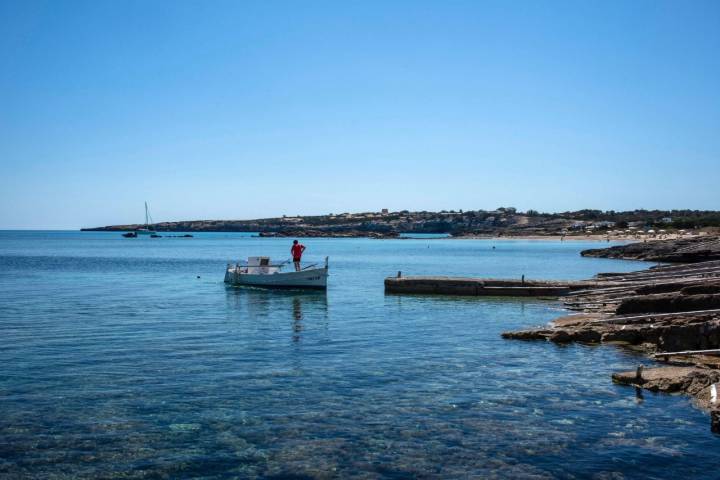 Es Pujols: playa de Formentera con sus característicos llaüts