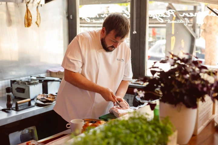 Javier es el jefe en la cocina.
