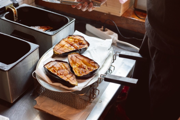 Berenjena, miso, queso Tronco afinado y hierbabuena.