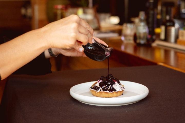 Tarta de arándanos, almendra y helado de yogur.