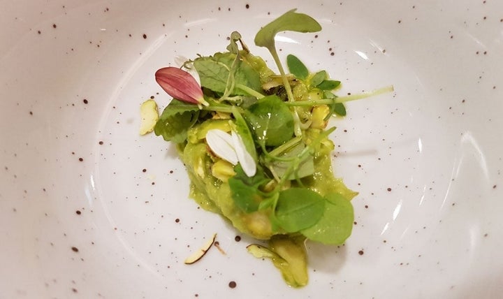 Ensalada de tres grasas: pistacho, aguacate y aceite de hierbas