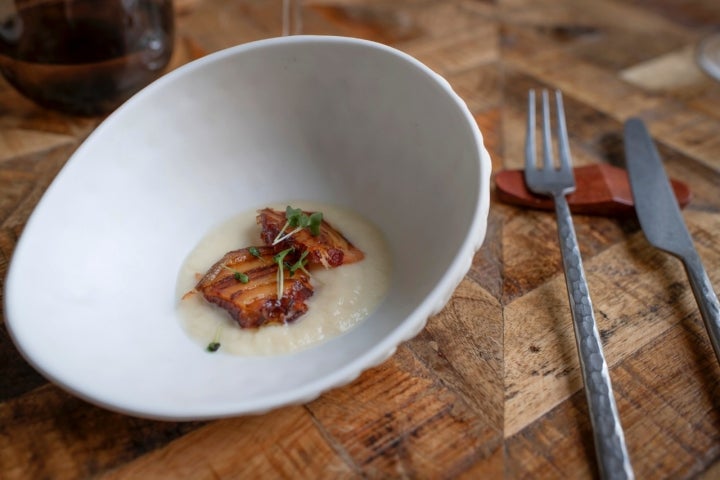 Pulpo a la murciana con gazpachuelo de espárrago blanco y chiquillo.