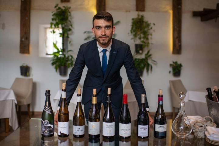 Miguel Plaza con algunos de los vinos que forman el maridaje del menú gastronómico.